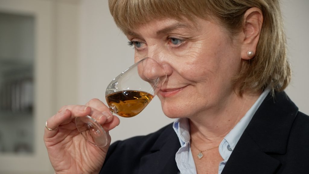 BS11『琥珀の旅路 ブレンデッドが変えたスコッチの歴史』にて スコッチの歴史を変えたブレンデッドウイスキーとして「デュワーズ」が登場